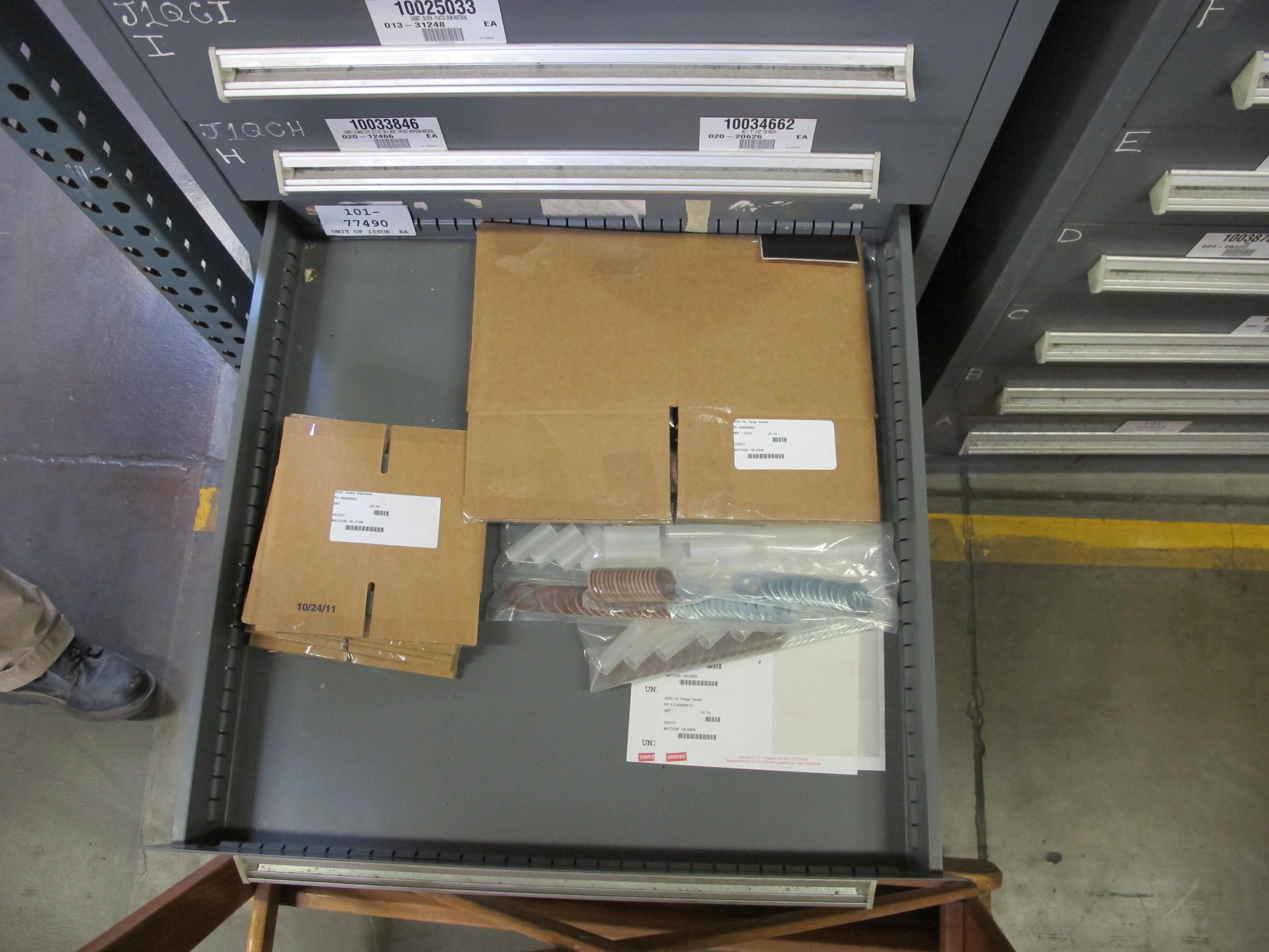 STANLEY VIDMAR HEAVY DUTY 11-DRAWER PARTS CABINET W/ CONTENTS (W-50) LOADING & HANDLING FEE $25-